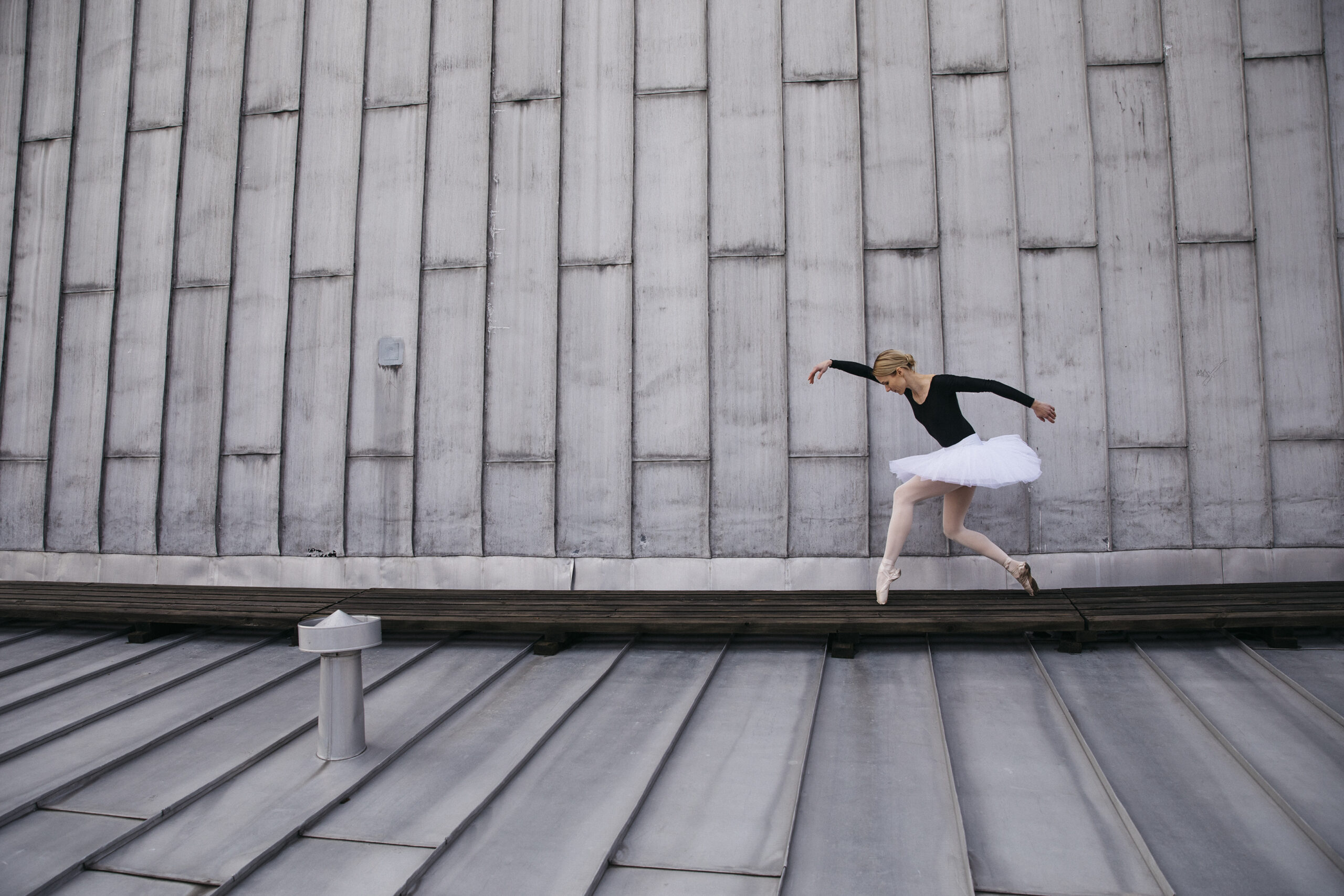 <strong>Fotokonst, balettestetik och dikt förenas i Ballet-utställningen på Sibeliusmuseum</strong> 4 ballet pas faufile c jaska poikonen scaled
