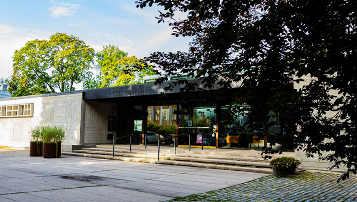 Vi rekryterar en utställningsamanuens och en kundtjänstassistent 1 Vi rekryterar! På bilden syns Sibeliusmuseum i Åbo.