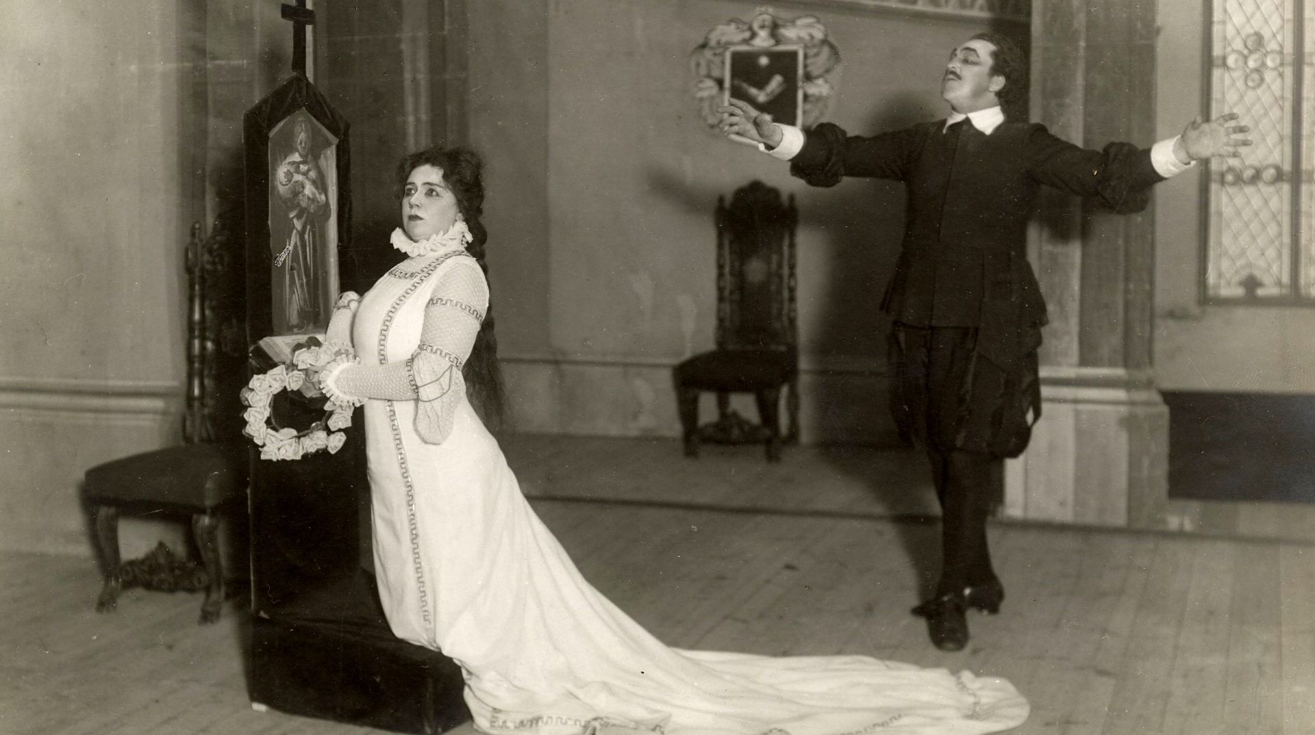 Sibeliusmuseums dramatiska utställningssommar: operahistoria och årstidernas ödesfrågor 1 En dansande man och en kvinna klädd i vitt. Bilden är med i Sibeliusmuseums sommarutställningar.