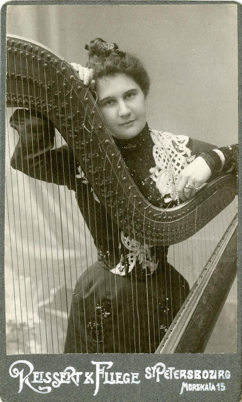 Porträtt av Catherine Walter-Kühne som med harpa